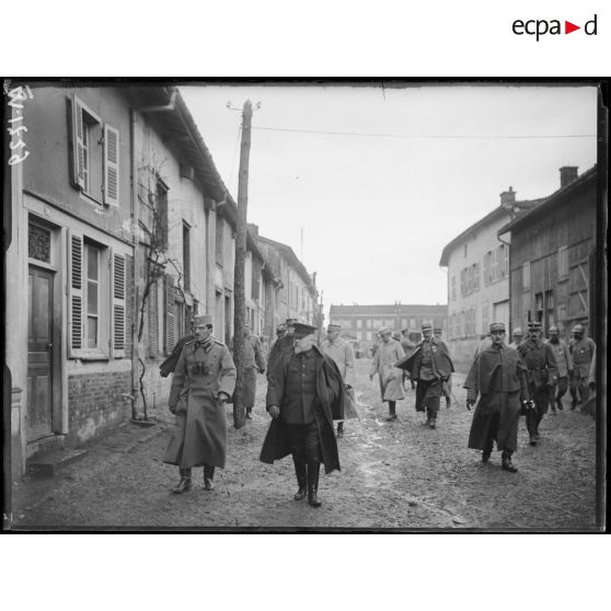 Le Prince Alexandre 1er de Serbie et le Président de la République visitant les défenses de Florent-en-Argonne en compagnie du général Joffre. [légende d'origine]