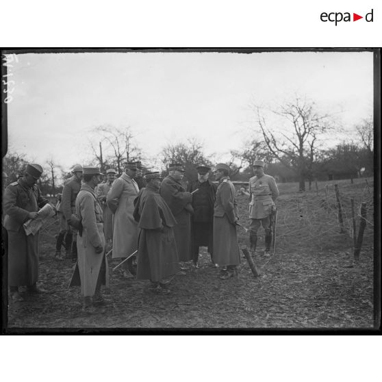 Le Prince Alexandre 1er de Serbie et le Président de la République visitant les défenses de Florent-en-Argonne en compagnie du général Joffre. [légende d'origine]