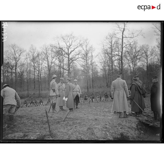 Le Prince Alexandre 1er de Serbie et le Président de la République visitant les défenses de Florent-en-Argonne en compagnie du général Joffre. [légende d'origine]