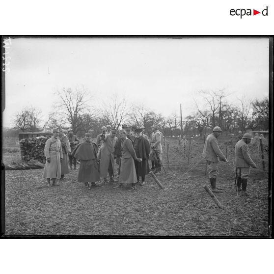 Le Prince Alexandre 1er de Serbie et le Président de la République visitant les défenses de Florent-en-Argonne en compagnie du général Joffre. [légende d'origine]