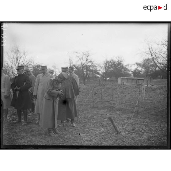 Le Prince Alexandre 1er de Serbie et le Président de la République visitant les défenses de Florent-en-Argonne en compagnie du général Joffre. [légende d'origine]