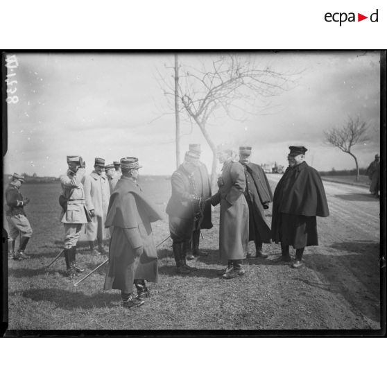 Le Prince Régent de Serbie Alexandre 1er, accompagné du Président de la République assistent à une revue organisée près de Bar-le-Duc. [légende d'origine]