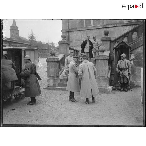 Le départ du Prince de Serbie et du Président de la République au Quartier Général de Souilly dans la Meuse. [légende d'origine]