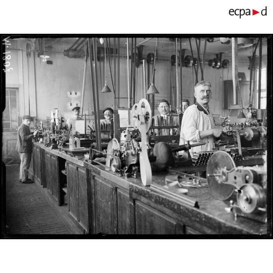 L'atelier de fabrication des fusées d'obus de l'usine Pathé de Joinville-le-Pont. [légende d'origine]