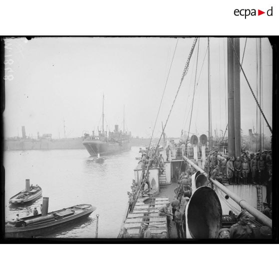 L'accostage de "l'Himalaya" dans le port de Marseille. Vue prise depuis le pont du "Latouche-Tréville". [légende d'origine]