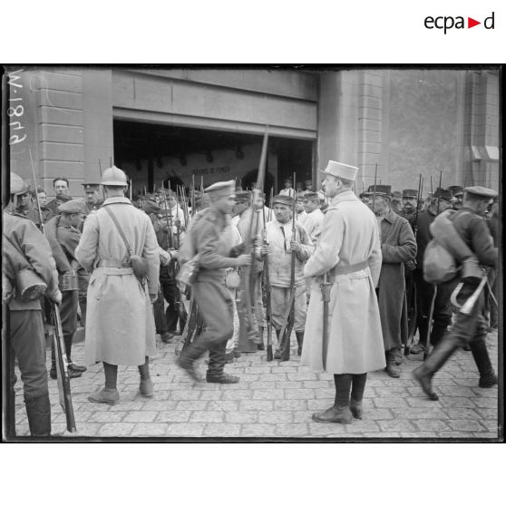 La distribution des fusils aux soldats russes débarqués dans le port de Marseille. [légende d'origine]