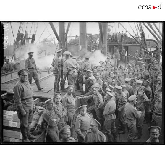 Les troupes de la 1ère Brigade russe à bord du "Latouche-Tréville". [légende d'origine]