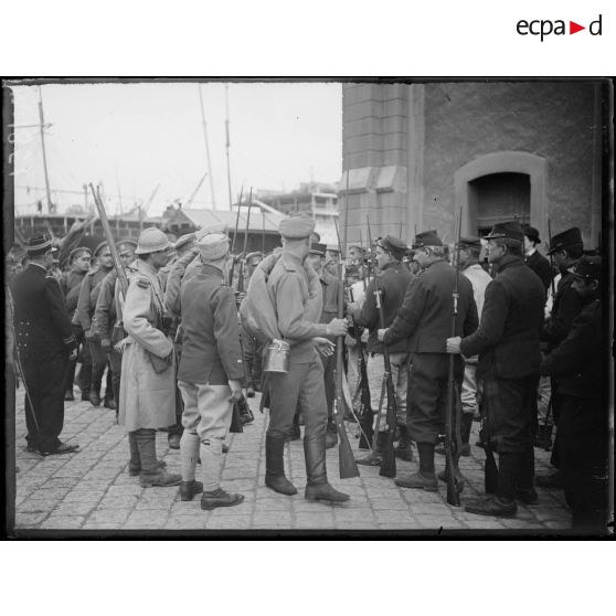 La distribution des fusils aux soldats russes débarqués dans le port de Marseille. [légende d'origine]