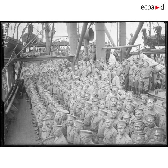 Les troupes de la 1ère Brigade russe sur le pont de "l'Himalaya" à Marseille. [légende d'origine]