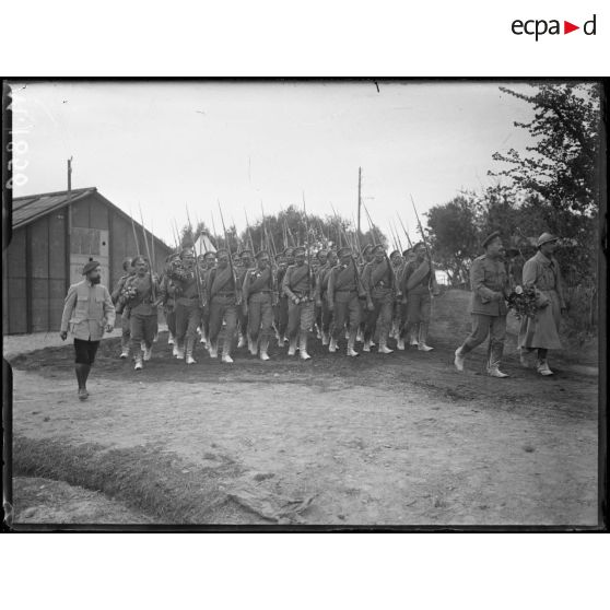 Les troupes de la 1ère Brigade russe arrivent au camp Mirabeau près de Marseille. [légende d'origine]