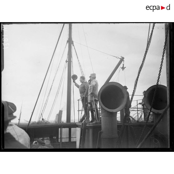 Le colonel Ignatiev et le général Janin saluant l'arrivée du transporteur de troupe "Himalaya" depuis le pont du "Latouche-Tréville". [légende d'origine]