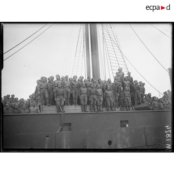 Les troupes de la 1ère Brigade russe à bord du "Latouche-Tréville". [légende d'origine]