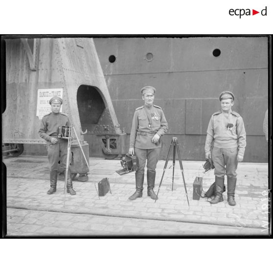 L'équipe de photographes russes sur les quais du port de Marseille. [légende d'origine]