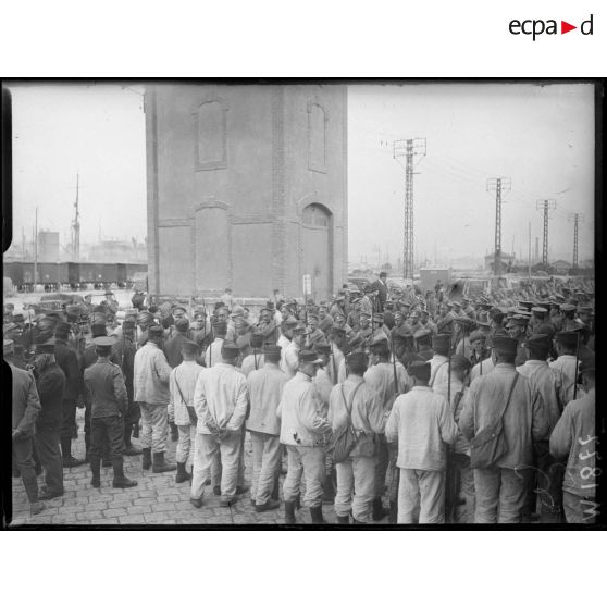 La distribution des fusils aux soldats russes débarqués dans le port de Marseille. [légende d'origine]