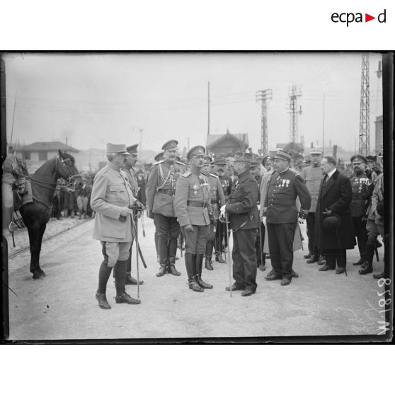 Le général Lokhvitsky (au centre) assistant au débarquement de ses troupes en compagnie du général Menissier, gouverneur militaire de Marseille. [légende d'origine]