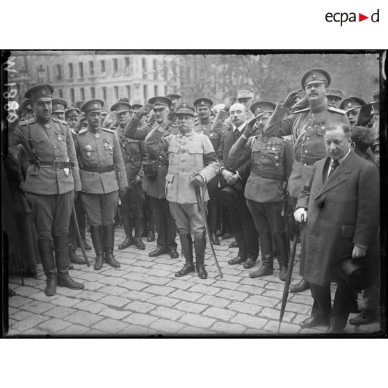 Le général russe Lokhvitsky commandant la 1ère Brigade et le général Hyacinthe Coquet saluent lors du défilé des troupes russes dans les rues de Marseille. [légende d'origine]