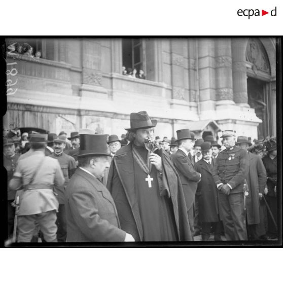 Le pope de la 1ère Brigade russe à Marseille lors du défilé des troupes impériales. [légende d'origine]