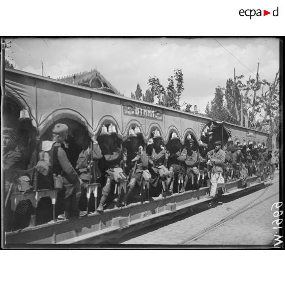 Le défilé des troupes britanniques à Marseille. Des soldats sud-africains empruntant le tramway de la ville. [légende d'origine]