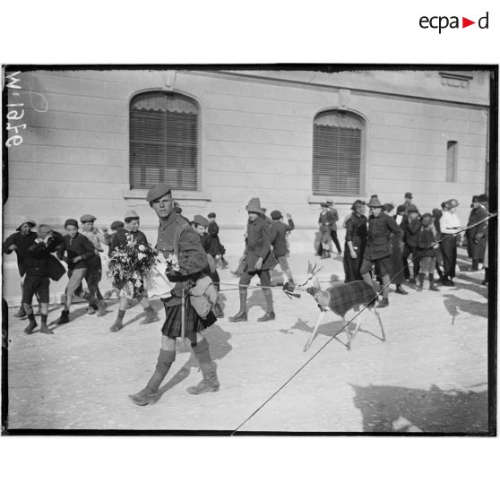 Défilé des troupes britanniques à Marseille. La mascotte des troupes sud-africaines. [légende d'origine]