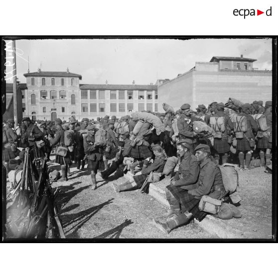 Les troupes sud-africaines attendent d'embarquer à Marseille. [légende d'origine]