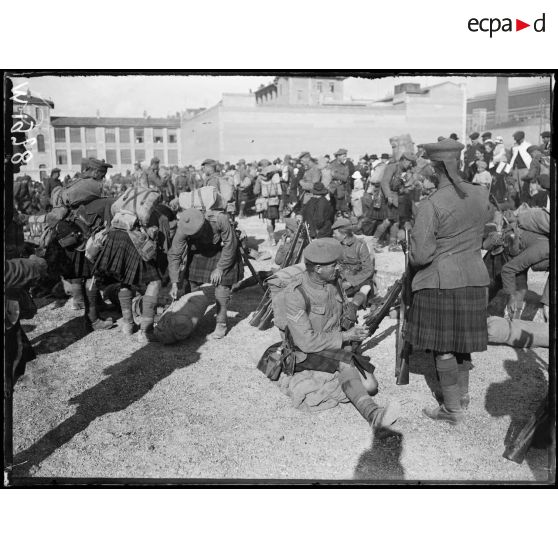 Les troupes sud-africaines attendent d'embarquer à Marseille. [légende d'origine]