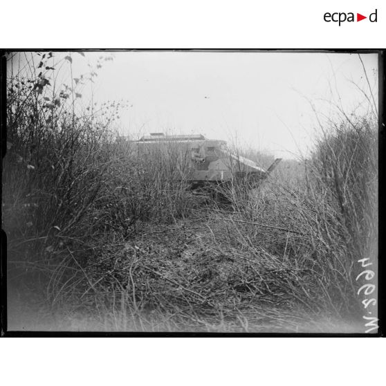 Marly-le-Roy, essai de matériel d'assaut. Modèle Schneider sur un bosquet. [légende d'origine]