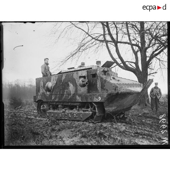 Marly-le-Roy, essai de matériel d'assaut. Un char modèle Schneider. [légende d'origine]