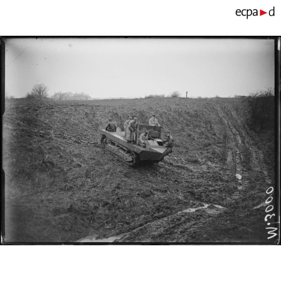 Marly-le-Roy, essai de matériel d'assaut. Progression d'un châssis d'apprentissage modèle Schneider. [légende d'origine]