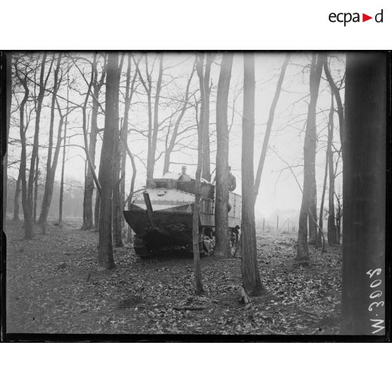 Marly-le-Roy, essai de matériel d'assaut. Un Schneider se dirigeant à travers les arbres. [légende d'origine]