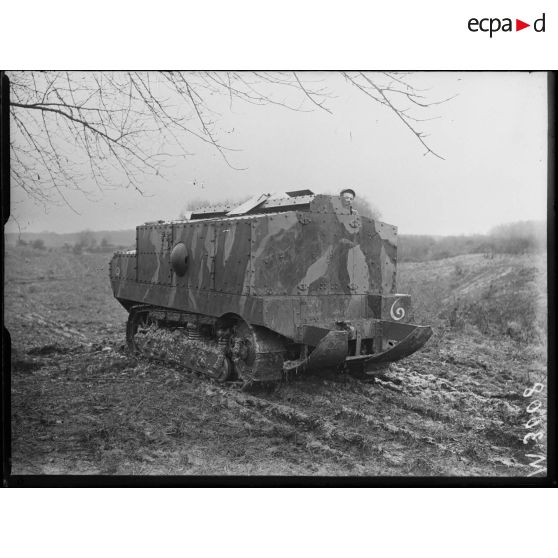 Marly-le-Roy, essai de matériel d'assaut. Un char Schneider vu de l'arrière. [légende d'origine]