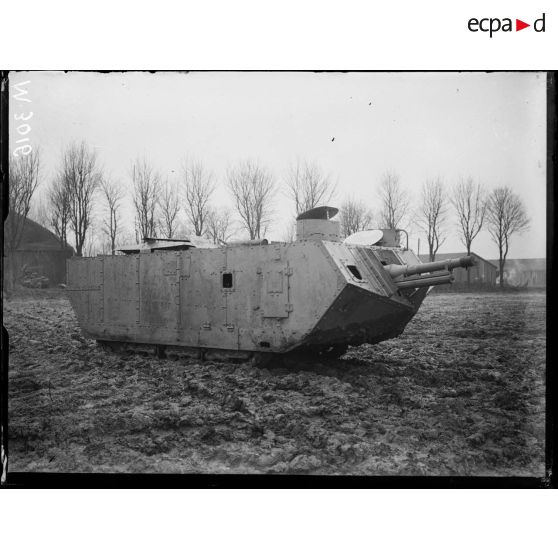 Marly-le-Roy, au lieu dit du Trou d'Enfer, essais de matériel d'assaut. Un char modèle Saint-Chamond. [légende d'origine]