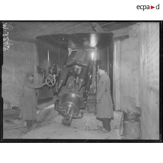 Entre Nieuport-Bains et Oost-Dunkerque-Bains, intérieur de la casemate de la batterie de côte de marine calibre 16. [légende d'origine]