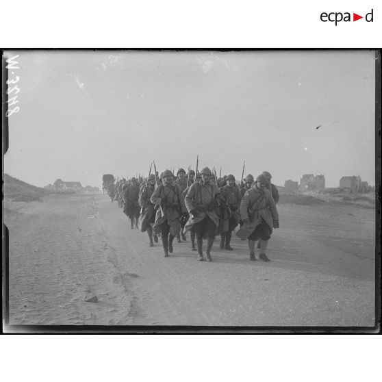 Coxyde-Bains, fusiliers marins partant aux tranchées. [légende d'origine]