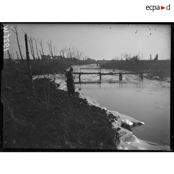 Nieuport ville, passerelle sur le Hohloff. [légende d'origine]