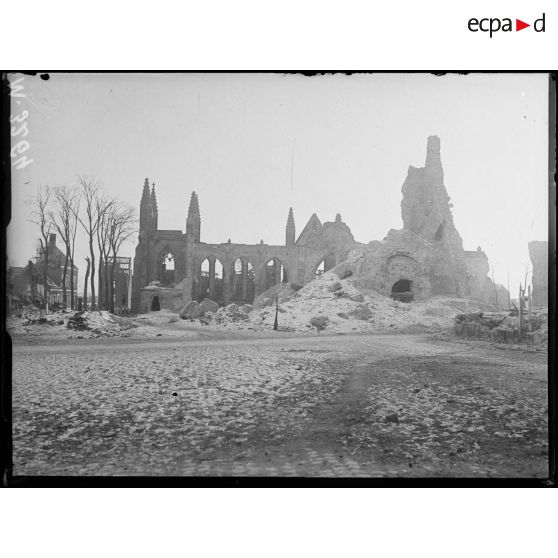 Nieuport ville, la tour de l'église des halles. [légende d'origine]