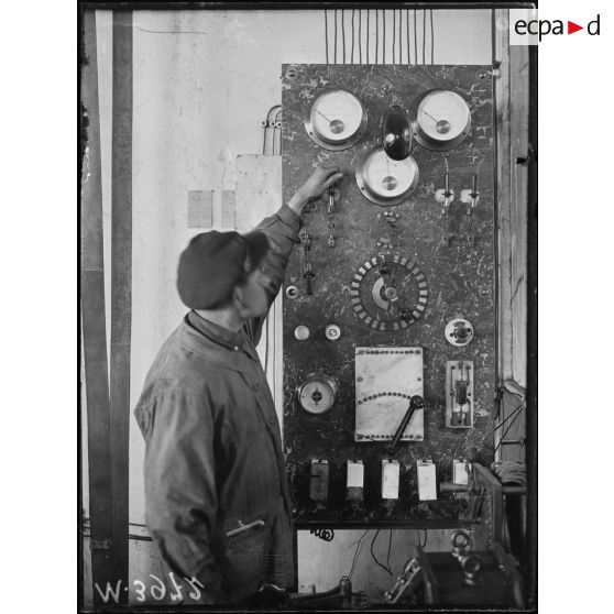 Paris, Val-de-Grâce, manoeuvre d'un tableau d'électricité. [légende d'origine]