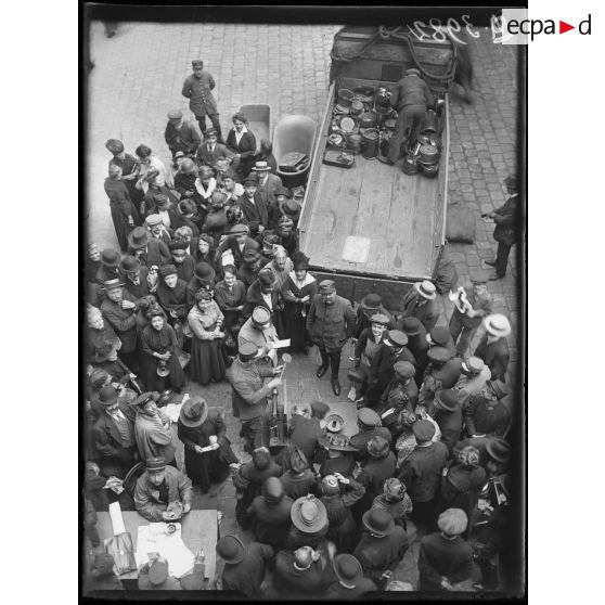 Paris, mairie du 11e arrodissement, rue de la Banque, achat de vieux ustensiles de cuivre par l'intendance militaire. [légende d'origine]