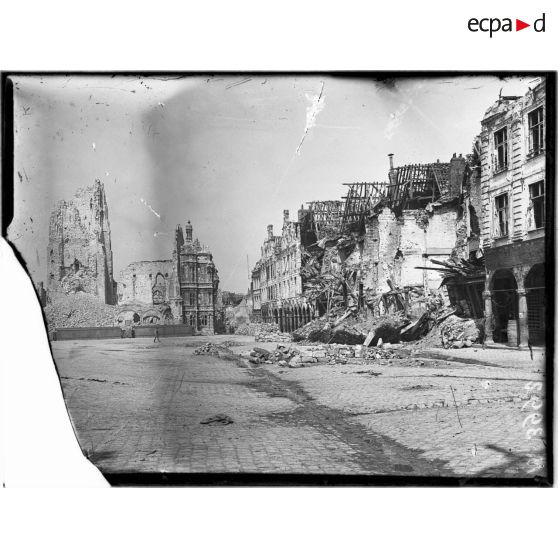 Arras, le Beffroi et la petite place. [légende d'origine]