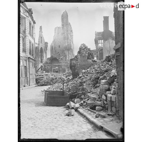 Arras, ruines près de l'hôtel de ville. [légende d'origine]