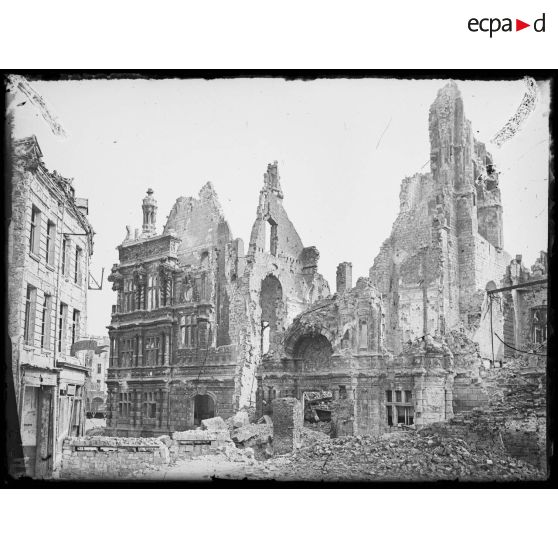 Arras, l'hôtel de ville. [légende d'origine]