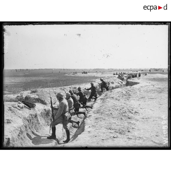 Bouy, manoeuvre d'infanterie soldats se préparant à sortir des tranchées. [légende d'origine]