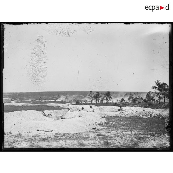 Bouy, progression de l'infanterie au cours d'une manoeuvre. [légende d'origine]