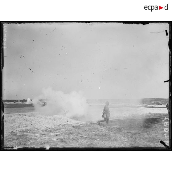 Bouy, manoeuvre d'infanterie, nettoyage de tranchée par grenades. [légende d'origine]