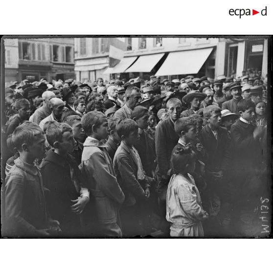 Noyon, la foule pendant le discours de M. Viviani. [légende d'origine]