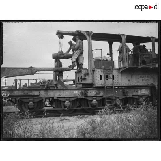 Environs de Gyverinkhove, chargement d'une pièce de 320 mm en batterie, près de la route de Furnes à Ypres. [légende d'origine]