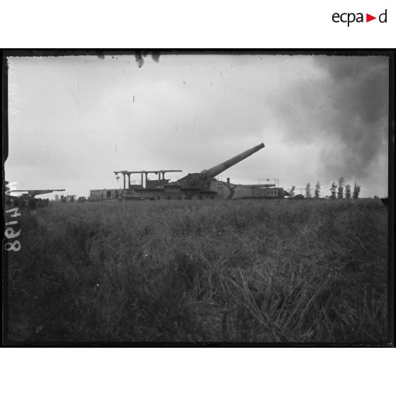 Environs de Gyverinkhove, chargement d'une pièce de 320 mm en batterie, près de la route de Furnes à Ypres. La même pièce tirant. [légende d'origine]