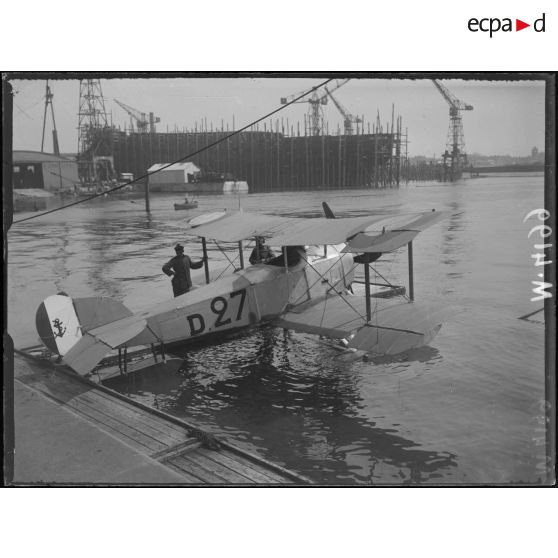 Port de Dunkerque, Hydravion Sopwith dans le port. [légende d'origine]