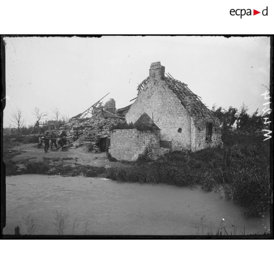 Près de Dixmude, la ferme Troot. [légende d'origine]