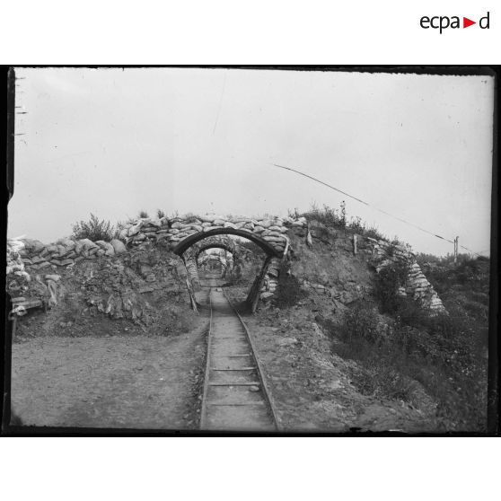 Caeskerke, les ruines et la voie ferrée. [légende d'origine]