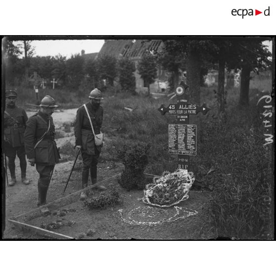 Lampernisse, la tombe de 45 soldats alliés au cimetière de Lampernisse. [légende d'origine]